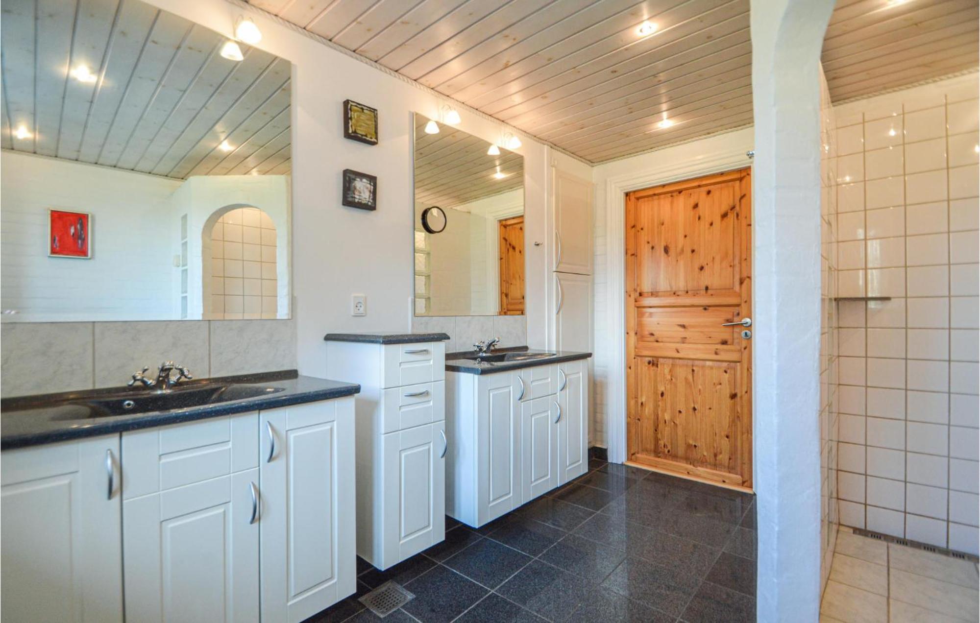 Awesome Home In Bredebro With Kitchen Ballum Eksteriør bilde
