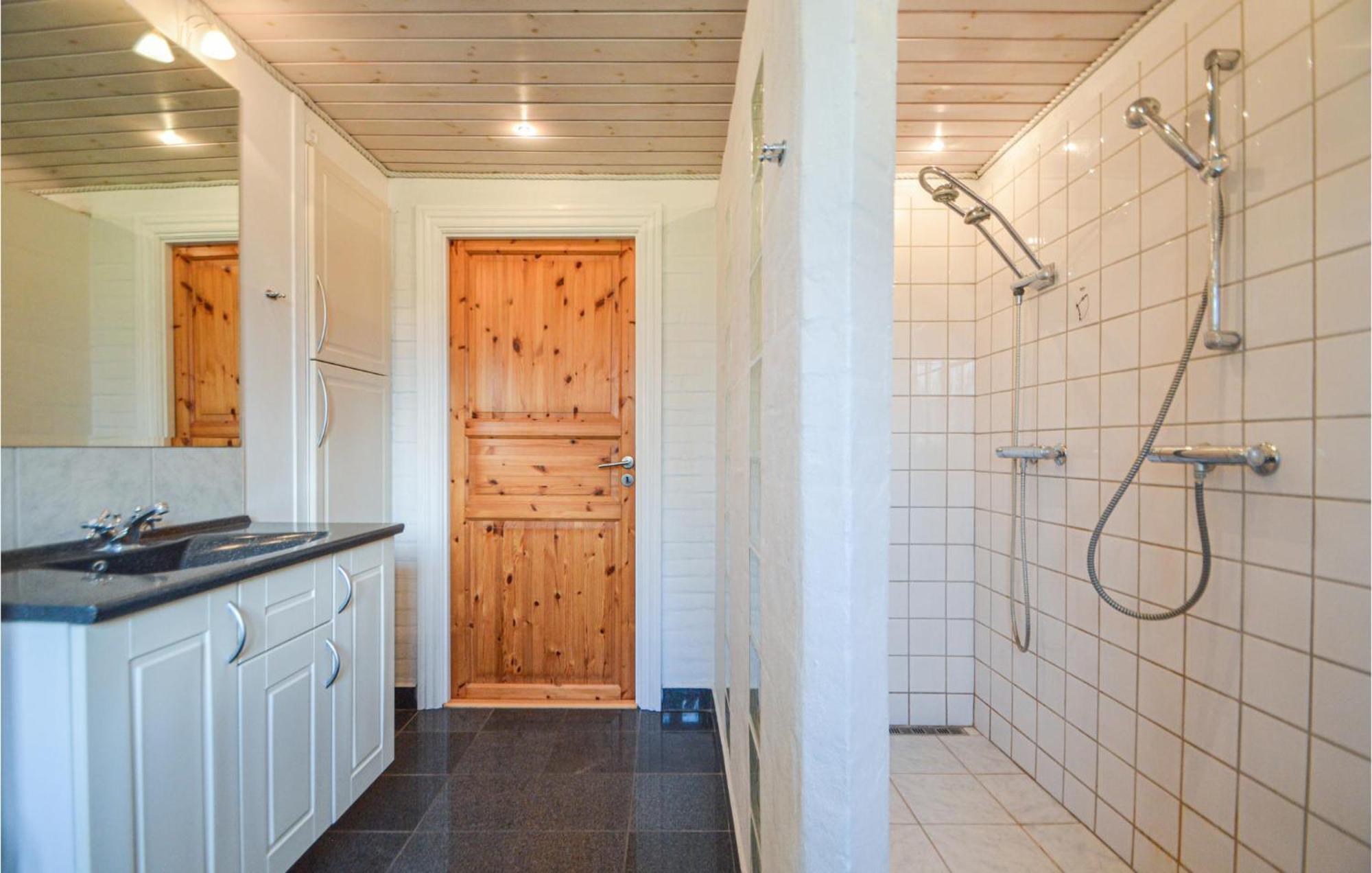 Awesome Home In Bredebro With Kitchen Ballum Eksteriør bilde
